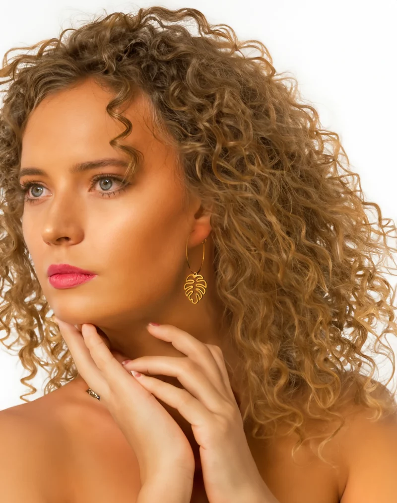 Boucles d'oreilles créoles contours monstera en acier inoxydable couleur or - élégance épurée – image 2